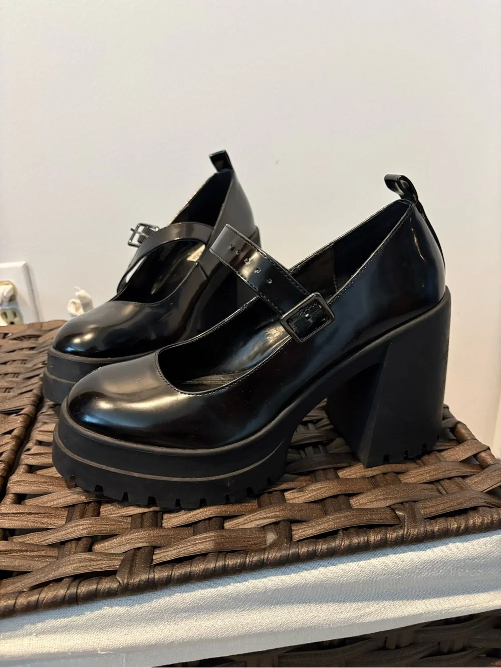Steve Madden Black Patent Mary Jane Platform Pumps